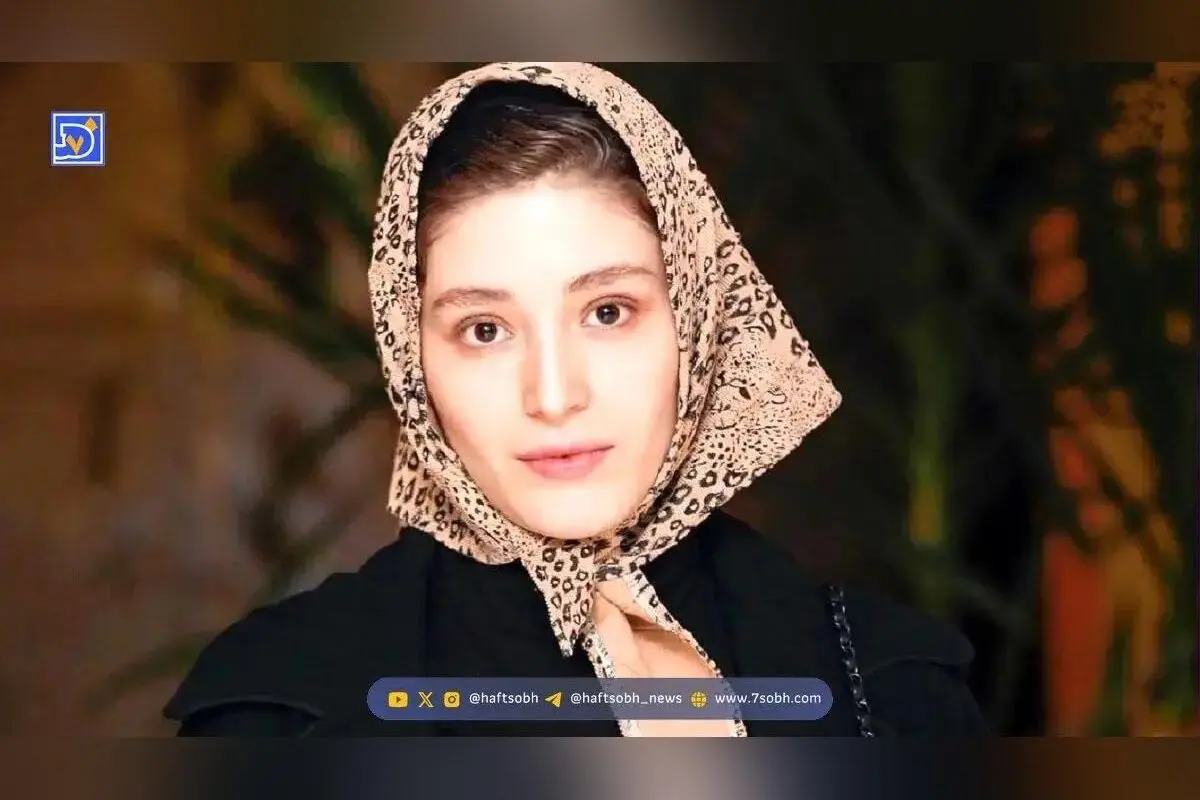 استایل جنجالی و متفاوت فرشته حسینی در توکیو؛ پوشیدن پانچوی چرمی و شال خز با طرح پوست گاو