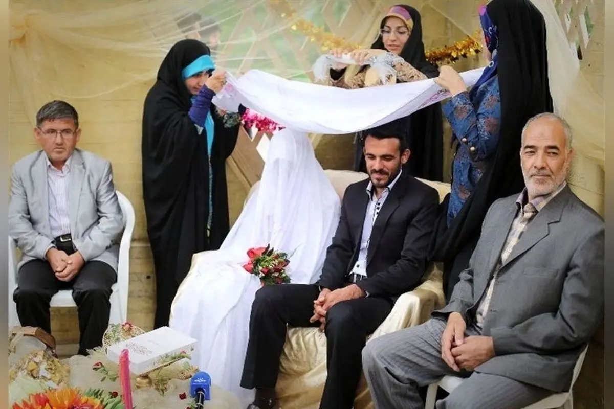 عروسی زوج جوان در گلزار شهدای گمنام گرگان با حضور خانواده شهدا و برکت میلاد امام علی علیهالسلام