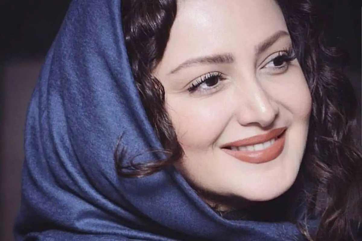 شیلا خداداد با استایل ساده و شیک در مهمانی کنار جواد عزتی و همسرش: زیبایی در سادگی