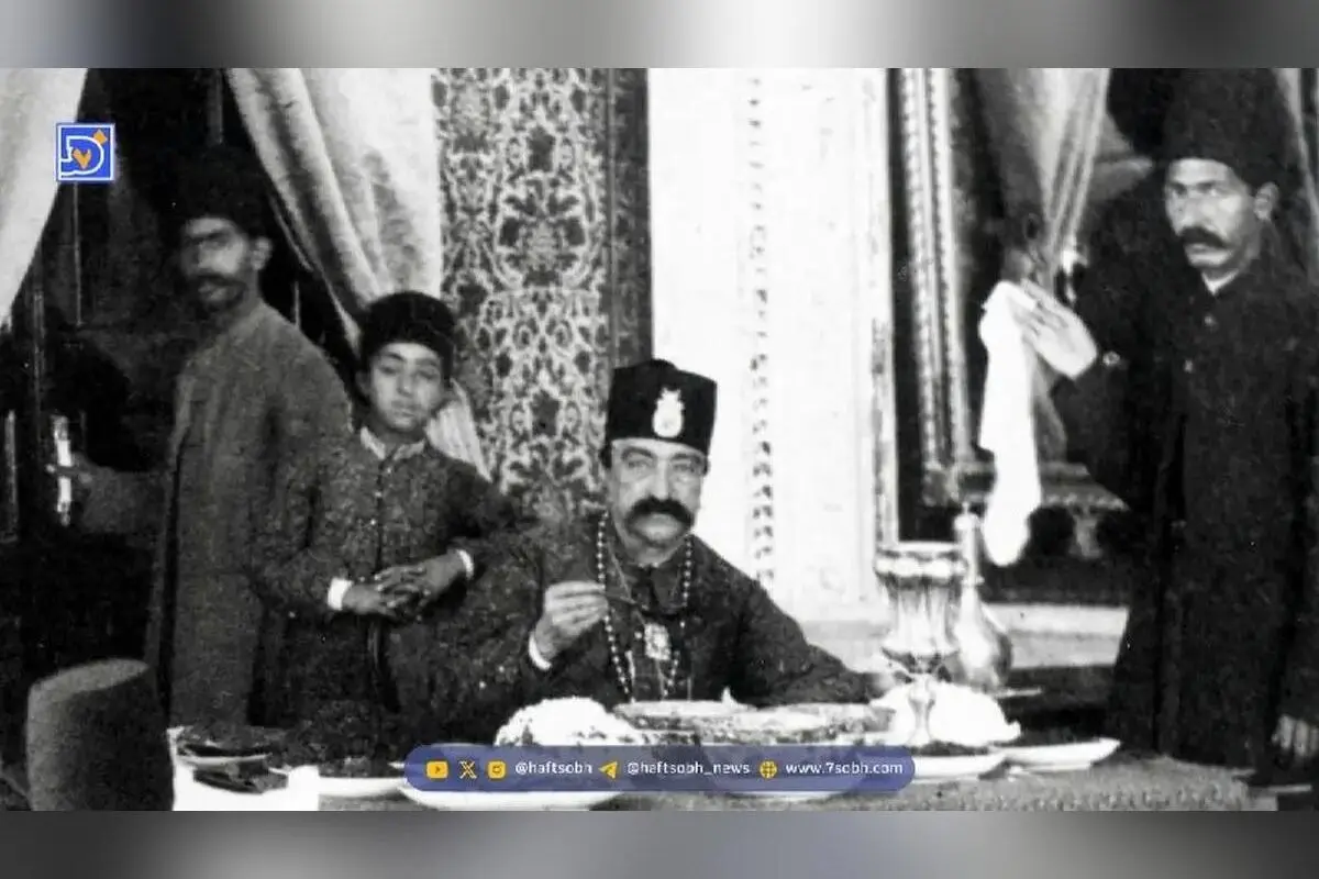 تصویر نادر و تاریخی ناصرالدین‌شاه در کاخ صاحبقرانیه در عید قربان سال ۱۲۶۹ با ژستی منحصر به فرد