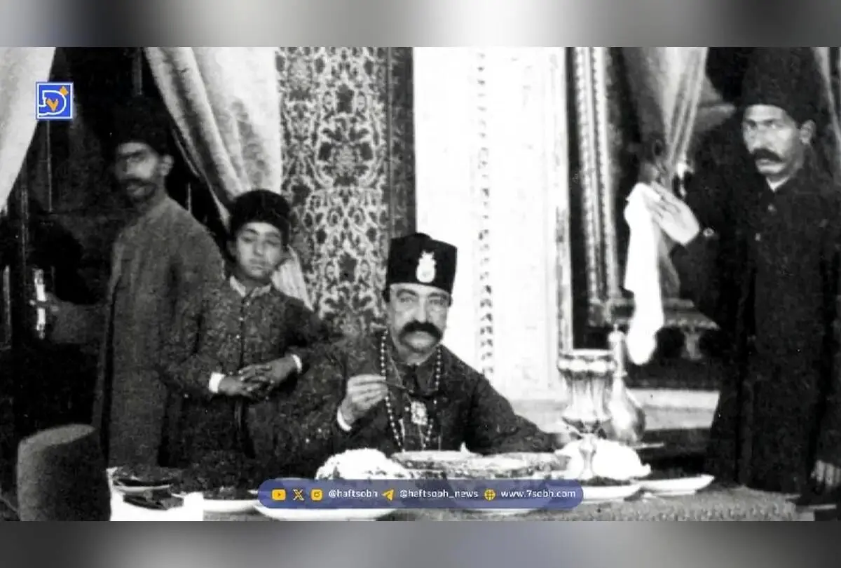 تصویر نادر و تاریخی ناصرالدین‌شاه در کاخ صاحبقرانیه در عید قربان سال ۱۲۶۹ با ژستی منحصر به فرد