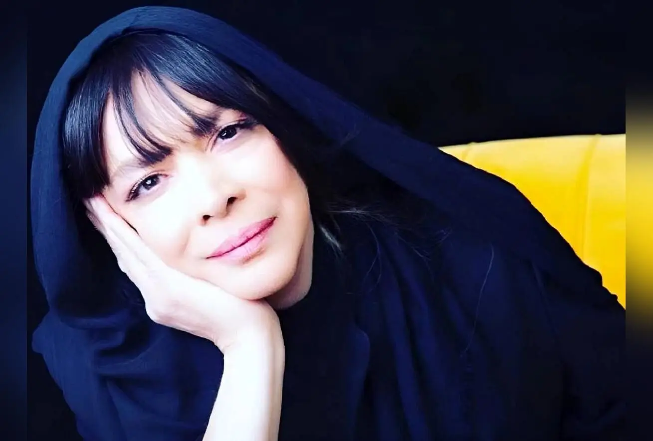 سنگ مزار خاص و گل‌آرایی منحصر به فرد بیتا فرهی، هنرمند فقید کشورمان در بهشت زهرا