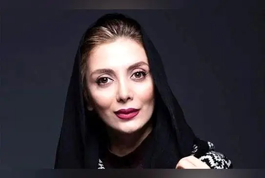 چیدمان مدرن و آرام‌بخش کافه روباز رویا میرعلمی، فضایی دلپذیر و شیک برای استراحت و دیدن هنر