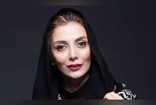 چیدمان مدرن و آرام‌بخش کافه روباز رویا میرعلمی، فضایی دلپذیر و شیک برای استراحت و دیدن هنر