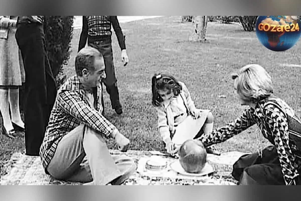 عکس قدیمی از سفر در زمان: فرح دیبا در حال بازی با الاغ و بی‌توجهی شاه پهلوی