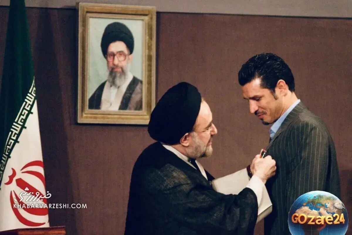 نوستالژی دهه هشتاد: خلاقیت سیدمحمد خاتمی در امضای توپ فوتبال روی شانه‌های علی دایی + عکس‌های خاطره‌انگیز