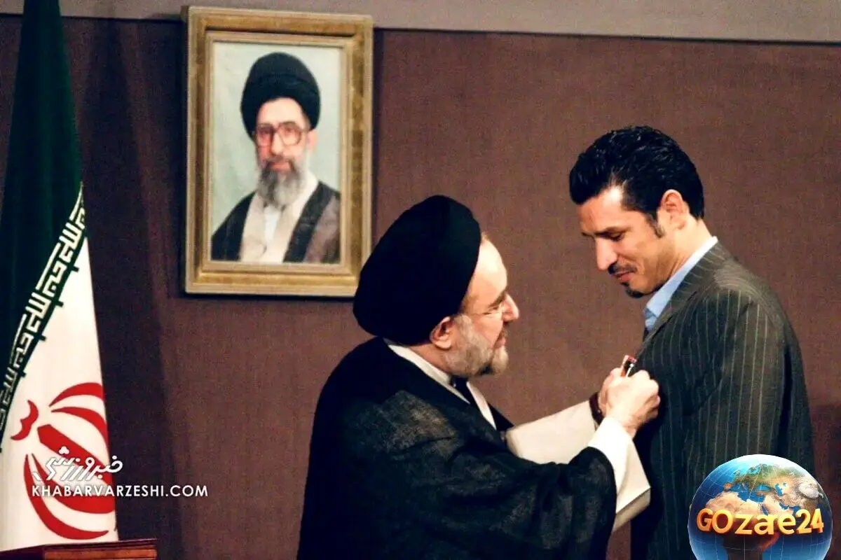 نوستالژی دهه هشتاد: خلاقیت سیدمحمد خاتمی در امضای توپ فوتبال روی شانه‌های علی دایی + عکس‌های خاطره‌انگیز