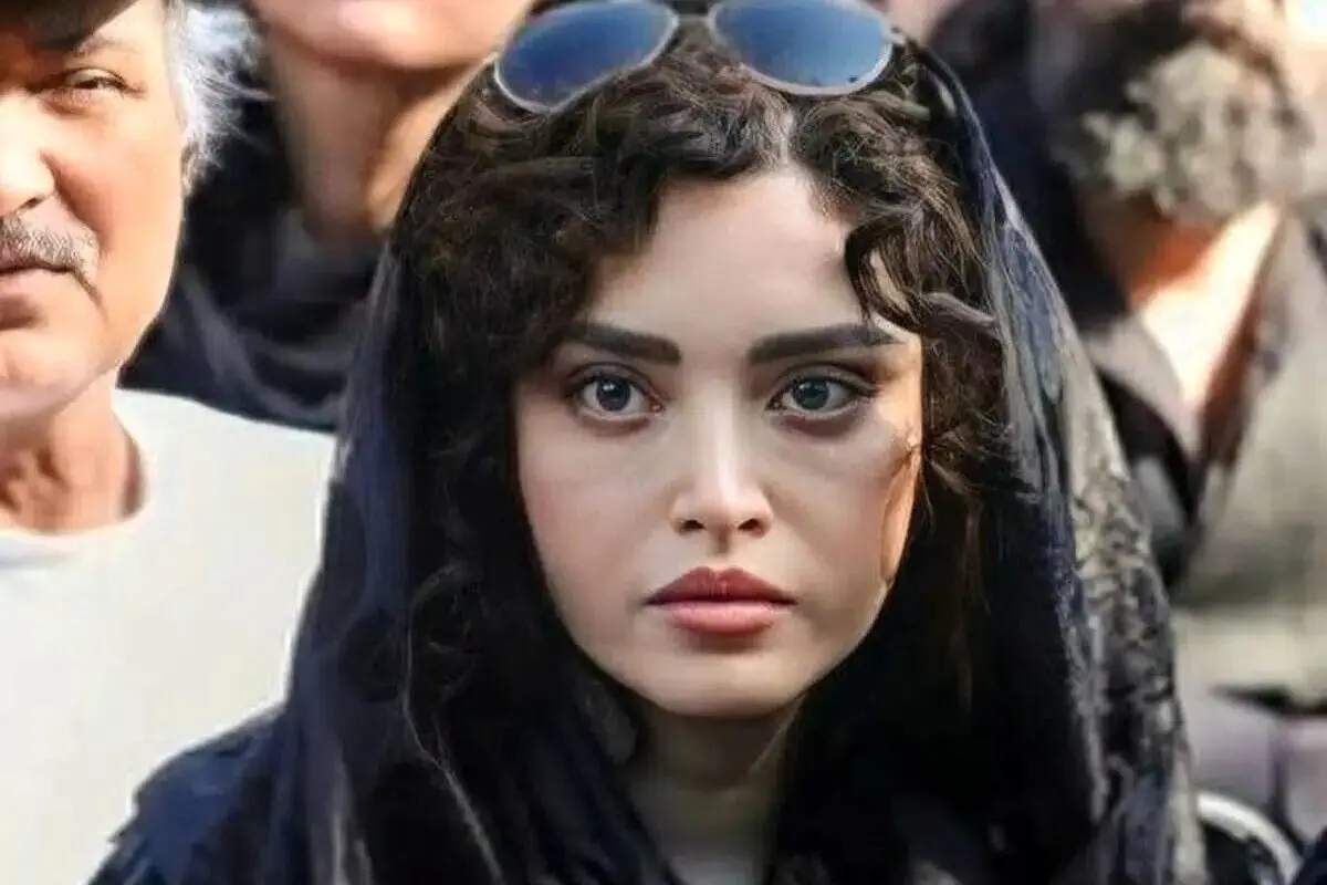 عکس جدید و زیبا از بهنوش طباطبایی در آسانسور؛ خانم بازیگر با استایل خاص و چهره‌ای بی‌نظیر