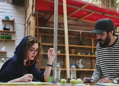 بهنوش طباطبایی در کافی‌شاپ؛ وقتی درس خوندن هم به سبک خودش خاص میشه!
