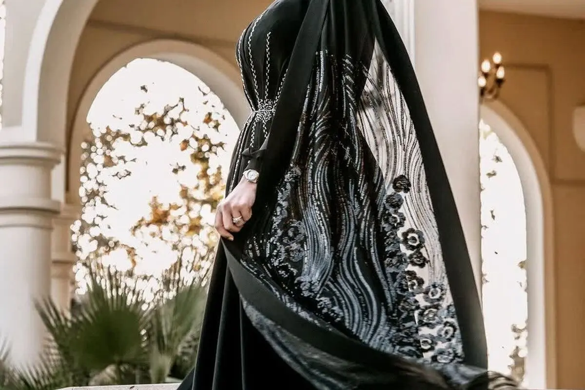 تصویر جدید سیما خضرآبادی در آینه‌ی اتاق گریم با لباس رنگی جذاب و خاص