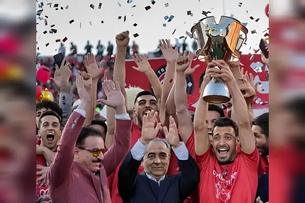 خلاقیت هنرمند تبریزی در جشن قهرمانی تراکتور
