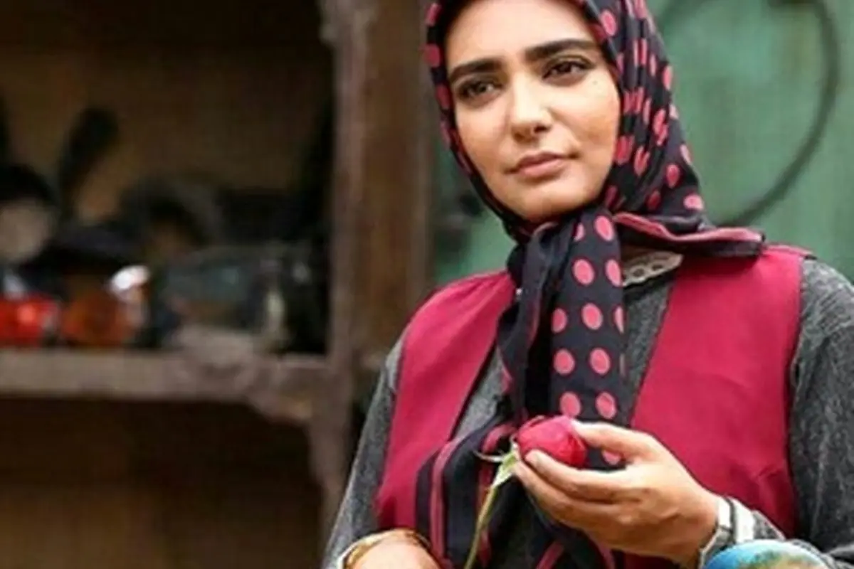 عکس نایاب از لیندا کیانی در کنار مقبره فروغ فرخزاد و علاقه شدید او به شاعر فقید