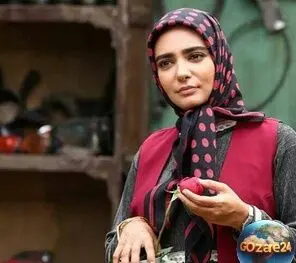 عکس نایاب از لیندا کیانی در کنار مقبره فروغ فرخزاد و علاقه شدید او به شاعر فقید