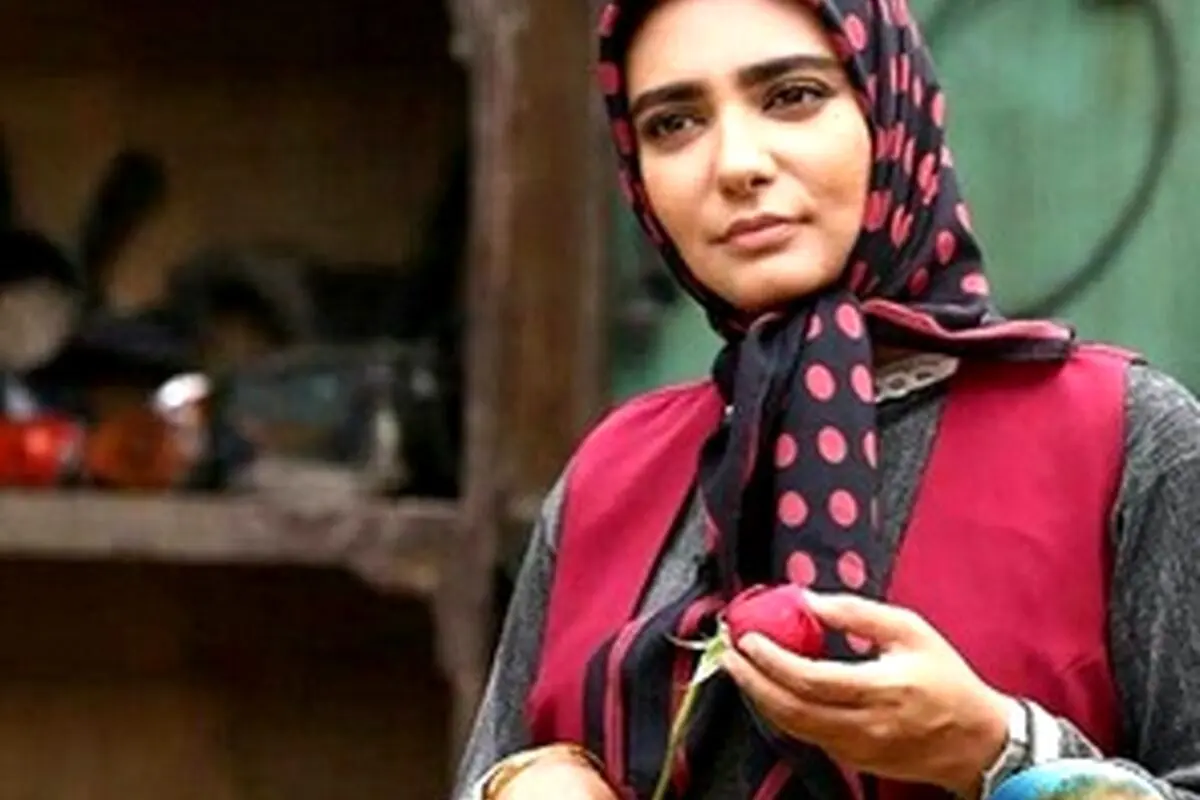 عکس نایاب از لیندا کیانی در کنار مقبره فروغ فرخزاد و علاقه شدید او به شاعر فقید