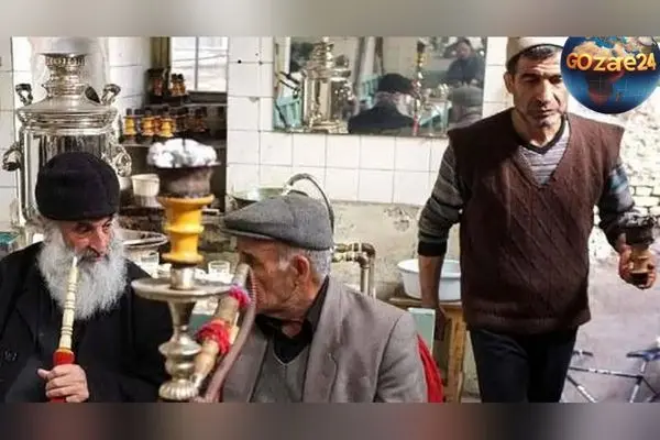 خلاقیت جالب و طنزآمیز صاحب قهوه‌خانه در ترغیب مردم به کشیدن قلیان با بنر جنجالی + عکس