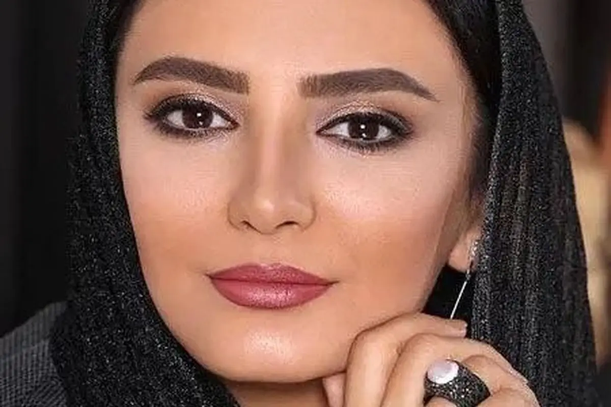 لیندا کیانی و دوستانش در تماشاخانه ایرانشهر برای تماشای تئاتر | زندگی هنری و فعالیتهای جدید این بازیگر محبوب