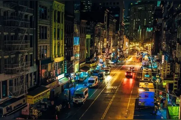 نوید محمدزاده در خیابان‌های نورانی‌ترین شهر جهان؛ عکس‌هایی جذاب از سفر ستاره ایرانی در آمریکا