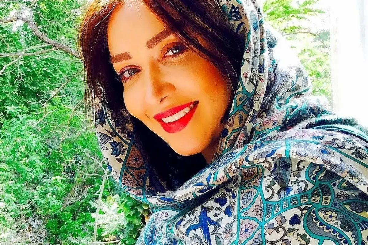 تیپ لاکچری و ماشین گران‌قیمت سارا منجزی‌پور در فضای مجازی سوژه شد!