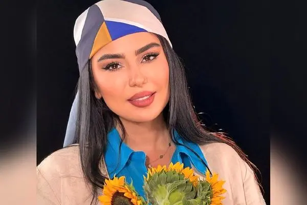 تصاویر لوکس خانم بازیگر در کافه رنگی و راهرو سنگی در خارج؛ سفر به دنیای آرامش و زیبایی شناسی