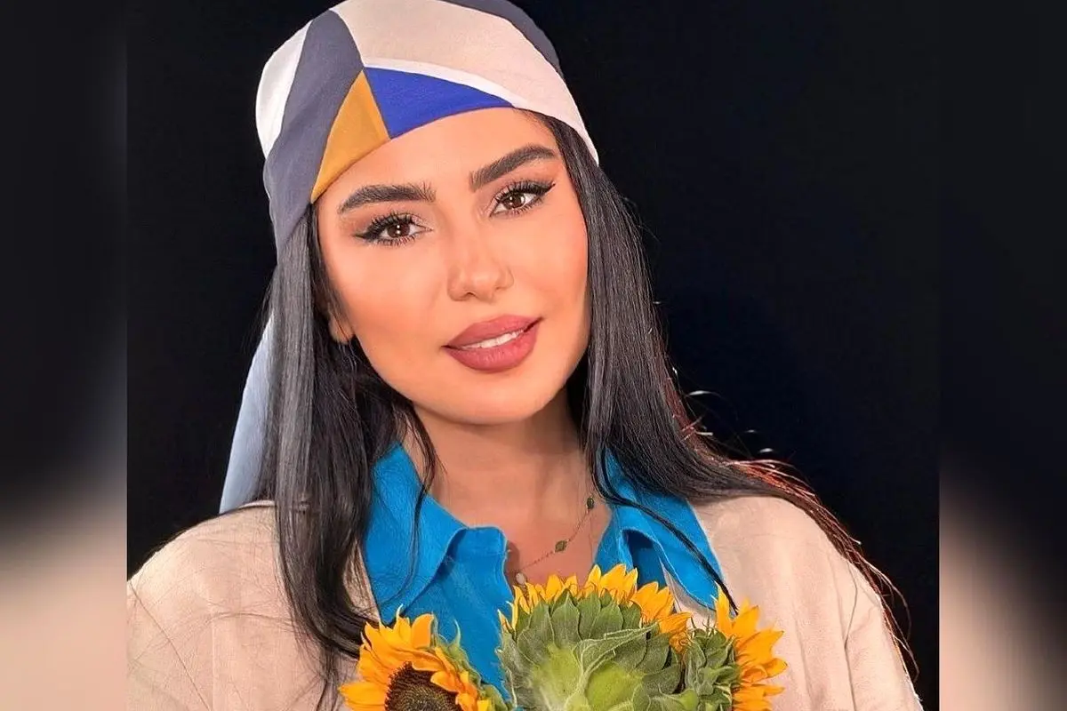 تصاویر لوکس خانم بازیگر در کافه رنگی و راهرو سنگی در خارج؛ سفر به دنیای آرامش و زیبایی شناسی