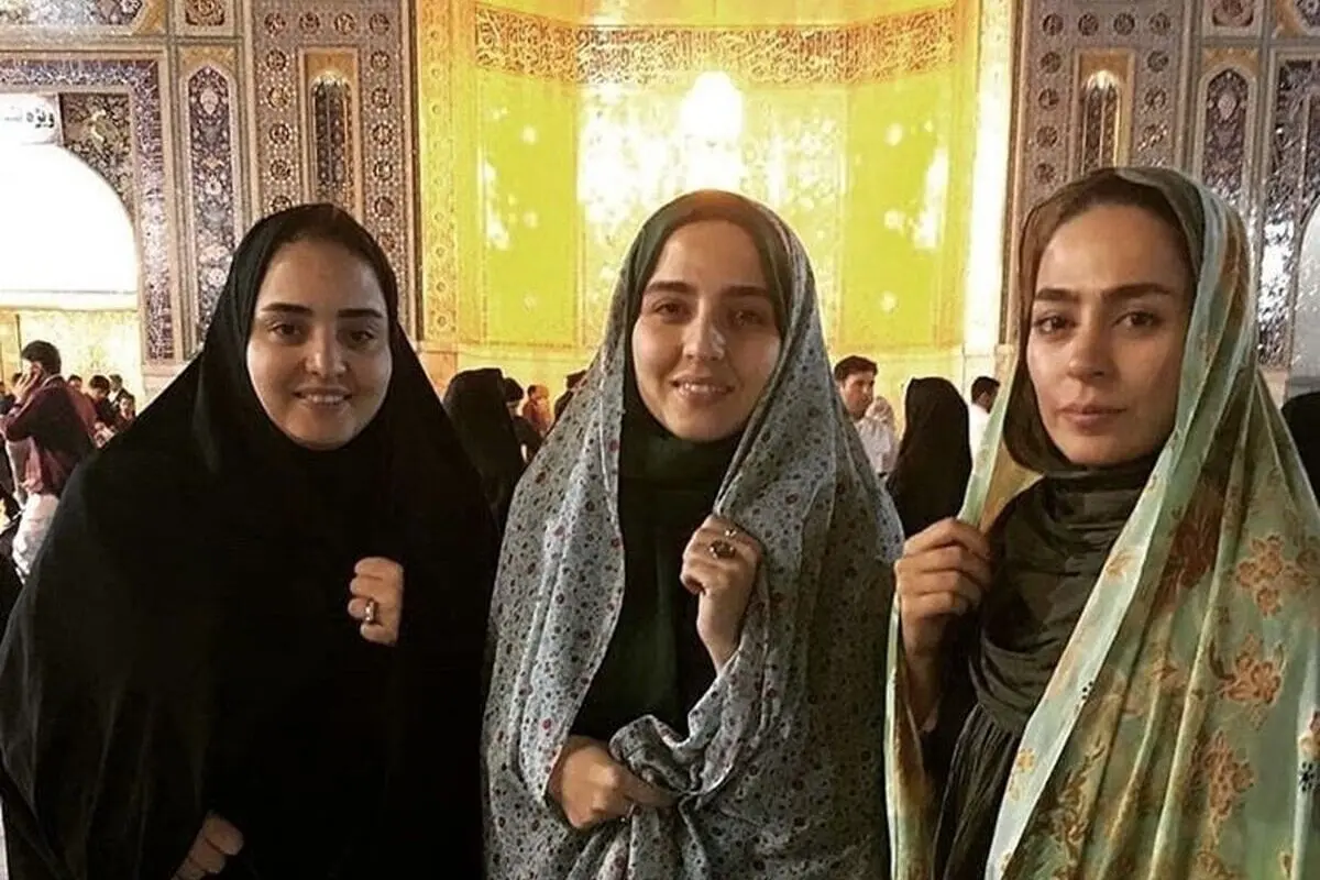 تصاویر دیدنی از لحظات معنوی هنرمندان در کنار بارگاه امام رضا (ع) در آستانه شهادت