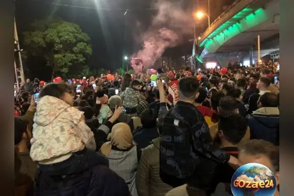 خلاقیت و شوخی‌های تبریزی‌ها در جشن قهرمانی تراکتور با دستکش ظرف‌شویی + عکس