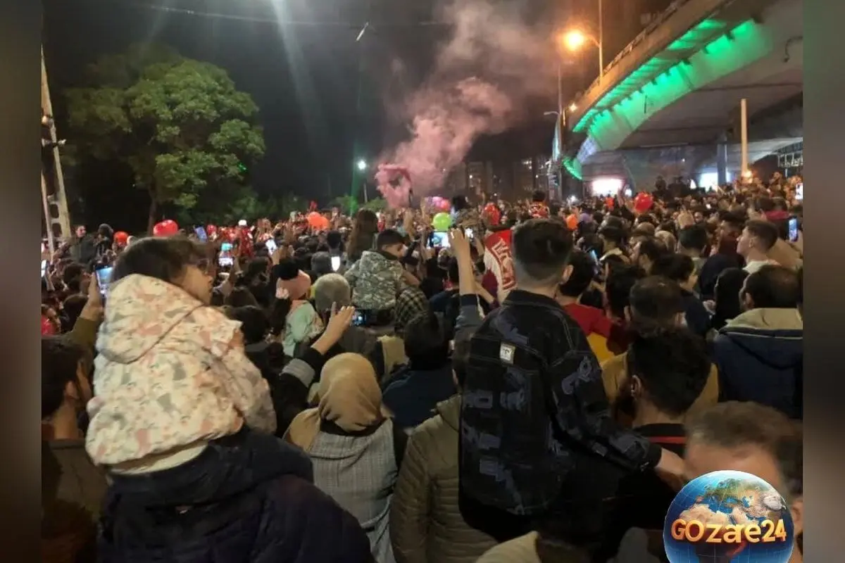 خلاقیت و شوخی‌های تبریزی‌ها در جشن قهرمانی تراکتور با دستکش ظرف‌شویی + عکس