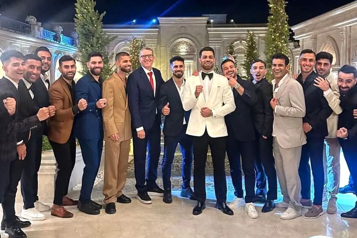 مهرداد محمدی و همسرش در عروسی مرتضی پورعلی‌گنجی؛ تنها استقلالی حاضر در این رویداد با عکس