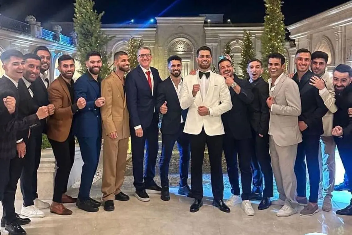 مهرداد محمدی و همسرش در عروسی مرتضی پورعلیگنجی؛ تنها استقلالی حاضر در این رویداد با عکس