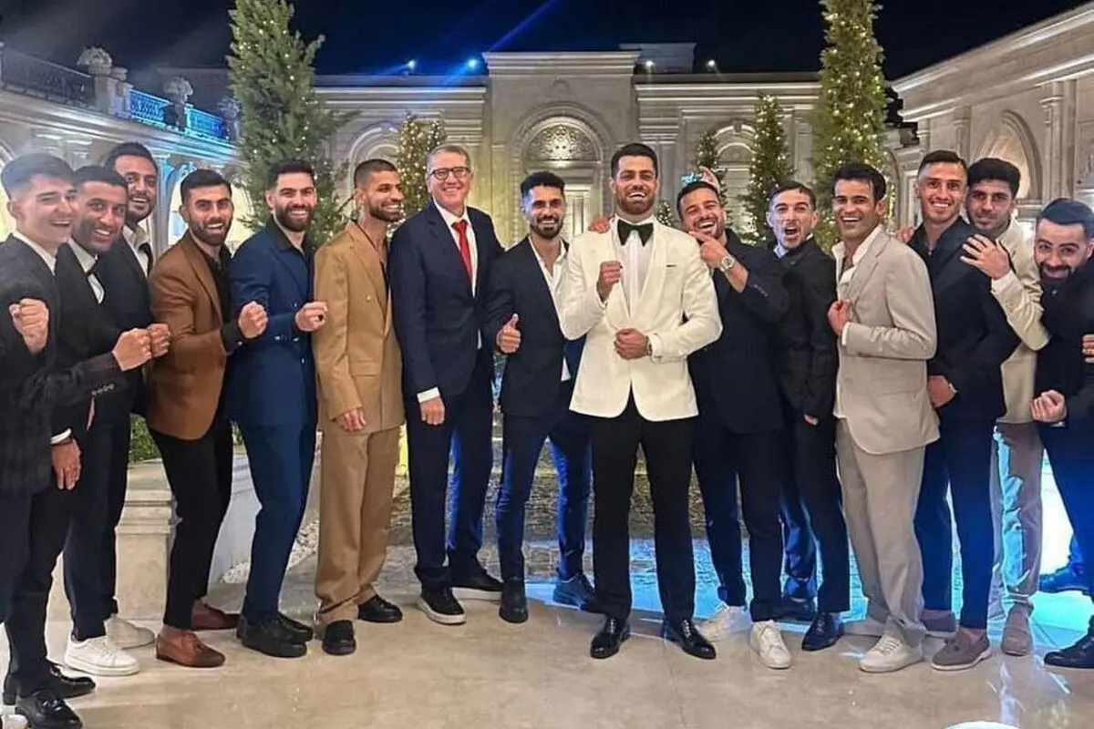 مهرداد محمدی و همسرش در عروسی مرتضی پورعلی‌گنجی؛ تنها استقلالی حاضر در این رویداد با عکس