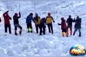 تلاش بی‌وقفه برای یافتن پیکر کوهنوردان زیر 10 متر برف در جاده چالوس + فیلم و جزئیات