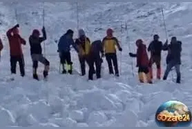 تلاش بی‌وقفه برای یافتن پیکر کوهنوردان زیر 10 متر برف در جاده چالوس + فیلم و جزئیات