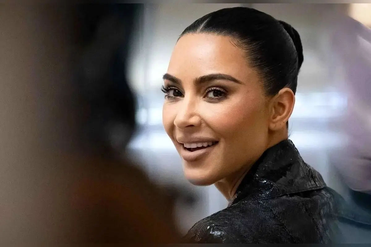 عکس پربازدید کیم کارداشیان بدون عمل زیبایی: حقیقت یا فریب هوش مصنوعی؟