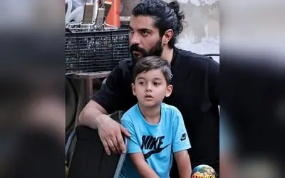 ویدیوی بامزه و دیدنی از سینا مهراد و برادرزاده‌اش در حال ماساژ؛ لحظه‌ای شیرین و جالب در فضای مجازی