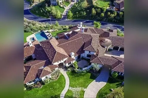 عمارت لوکس بریتنی اسپیرز در کالیفرنیا با مناظر بی‌نظیر و طراحی داخلی منحصر به فرد