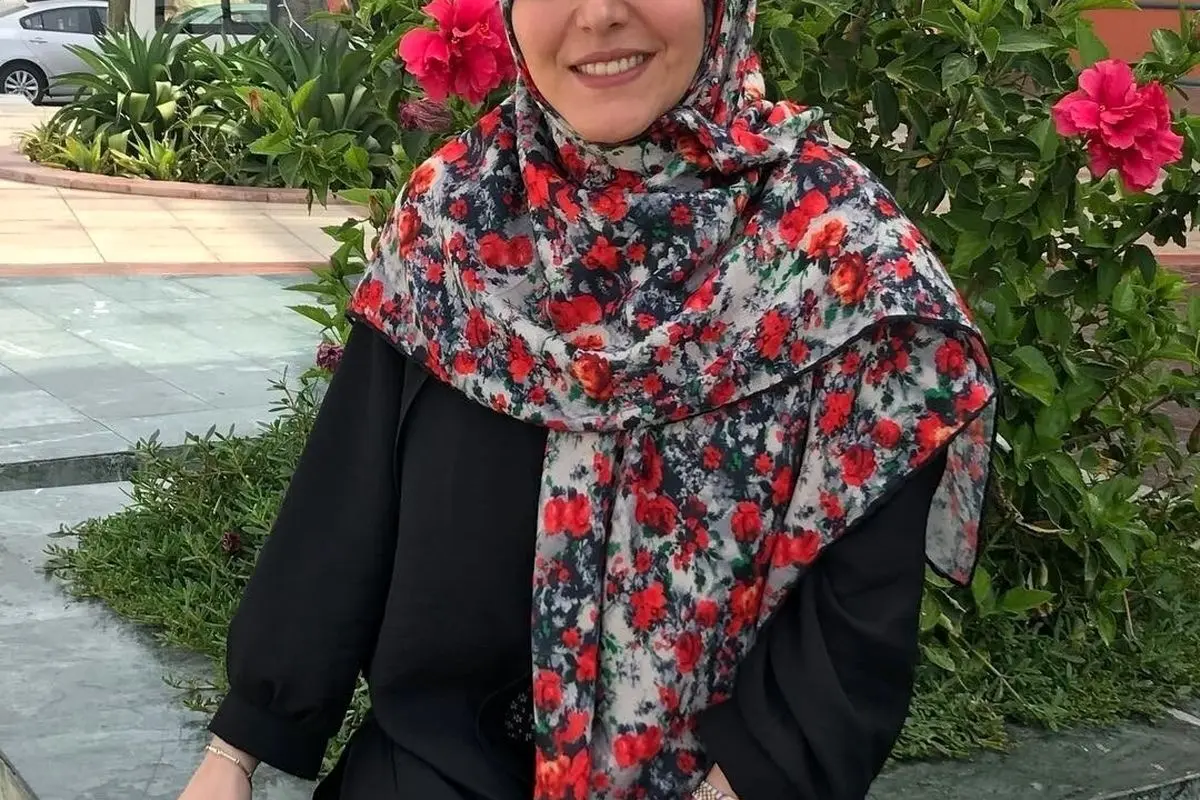 رونمایی از کیک تولد و دسته گل لوکس المیرا شریفی مقدم با دیزاین گل‌های لیلیوم در جشن تولد مجری محبوب ایرانی