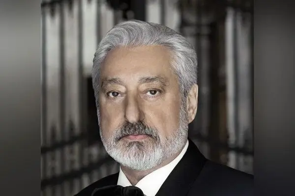 مبل مخمل سبز رنگ و راحتی بی‌نظیر در کنار جناب ابی: تصویری متفاوت و لوکس