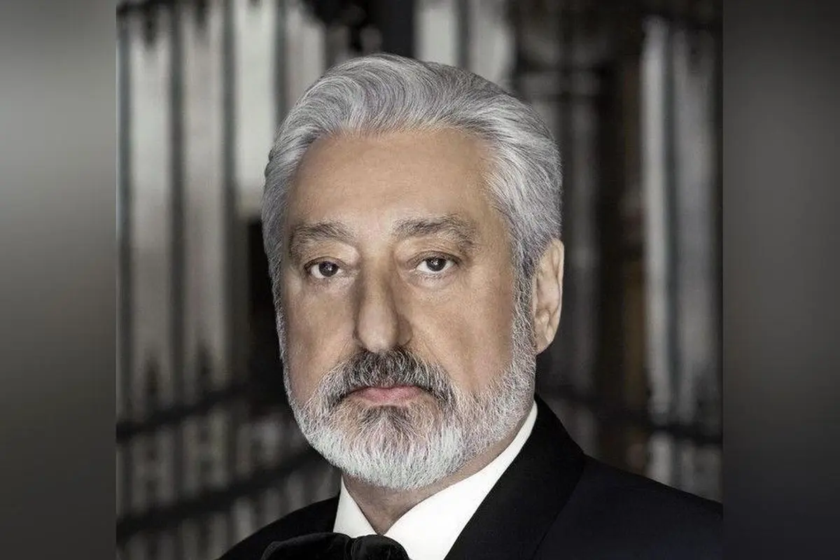 مبل مخمل سبز رنگ و راحتی بی‌نظیر در کنار جناب ابی: تصویری متفاوت و لوکس