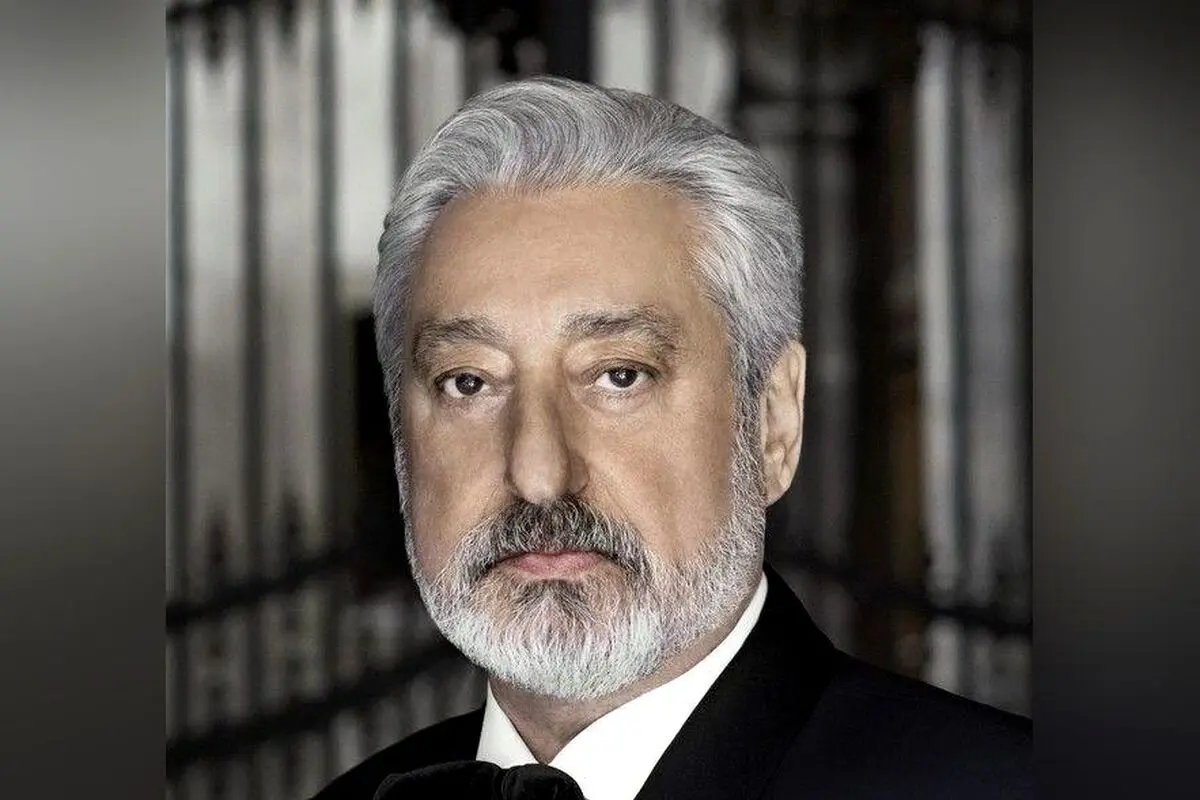 مبل مخمل سبز رنگ و راحتی بی‌نظیر در کنار جناب ابی: تصویری متفاوت و لوکس