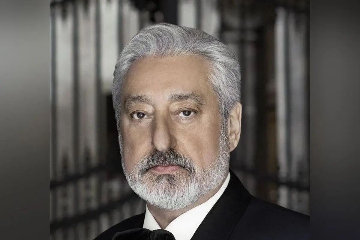 مبل مخمل سبز رنگ و راحتی بی‌نظیر در کنار جناب ابی: تصویری متفاوت و لوکس