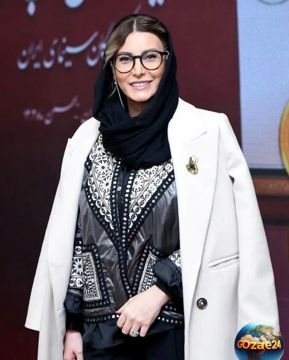 عشوه‌ریزی فریبا نادری در سلفی صبحگاهی با خط چشم غلیظ و استایل خاص