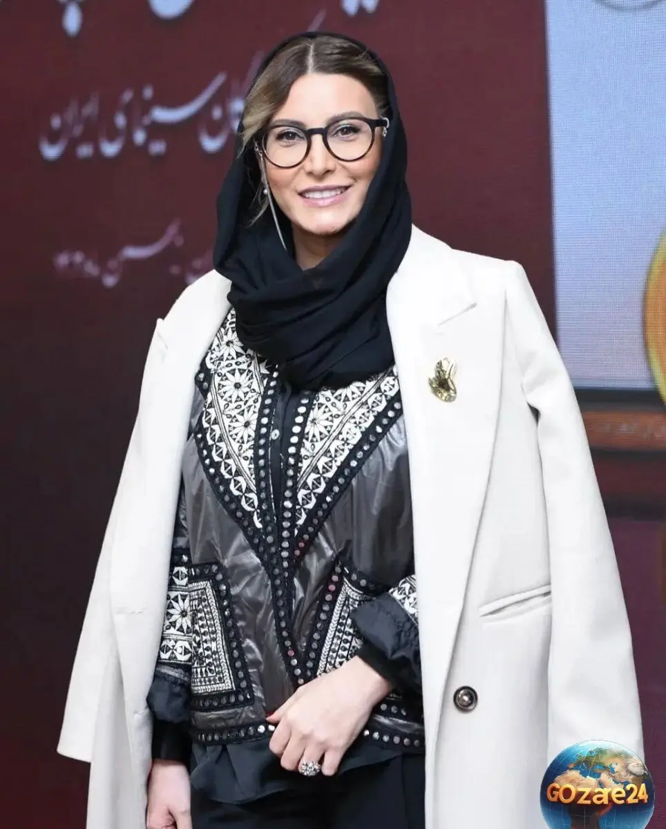 عشوه‌ریزی فریبا نادری در سلفی صبحگاهی با خط چشم غلیظ و استایل خاص