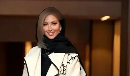 عکس چیدمان ساده و شیک میز ناهارخوری مینا مختاری، همسر بهرام رادان، با گل آنتوریوم و استوری جدید او
