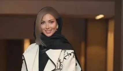 عکس چیدمان ساده و شیک میز ناهارخوری مینا مختاری، همسر بهرام رادان، با گل آنتوریوم و استوری جدید او