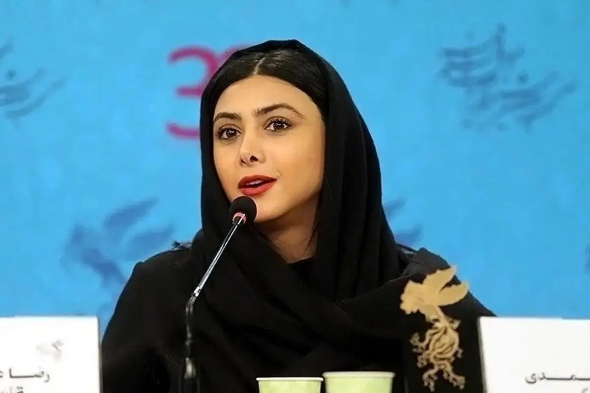 آزاده صمدی در آرت گالری با استایل هنری و ست کردن رنگ لباس با تابلو نقاشی، توجه همگان را جلب کرد