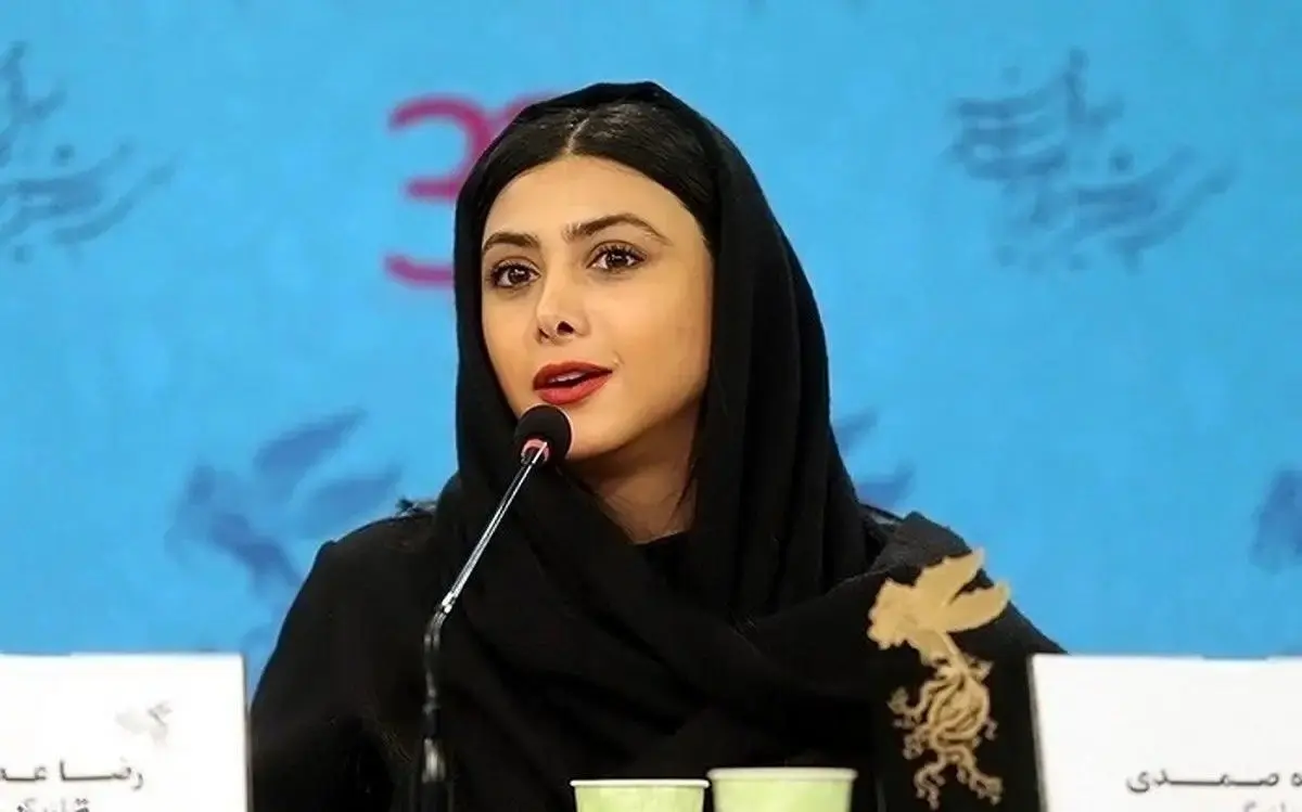 آزاده صمدی در آرت گالری با استایل هنری و ست کردن رنگ لباس با تابلو نقاشی، توجه همگان را جلب کرد