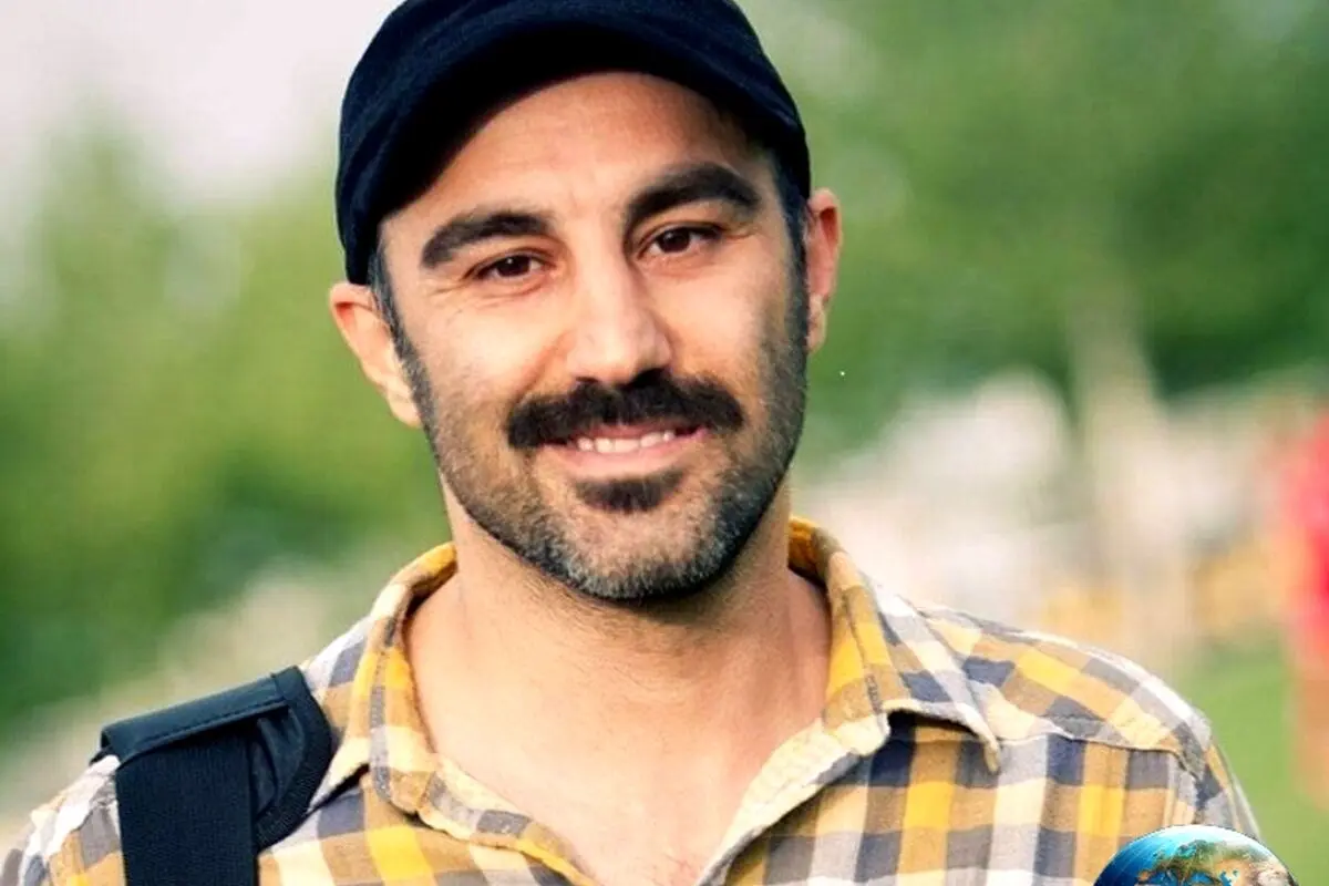 نگاهی به استایل دهه شصتی محسن تنابنده بازیگر محبوب سریال پایتخت با موهای کفتری و سیبیلی دوچرخه‌سوار