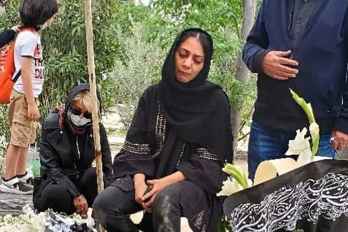 چیدمان باشکوه و ساده میز عزا و سنگ قبر مادر مارال و مونا فرجاد با ترمه، گل و خرما | خانه ابدی منیژه افشاری گلباران شد