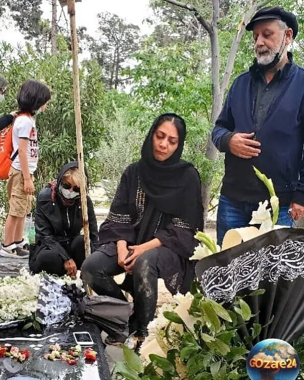 چیدمان باشکوه و ساده میز عزا و سنگ قبر مادر مارال و مونا فرجاد با ترمه، گل و خرما | خانه ابدی منیژه افشاری گلباران شد