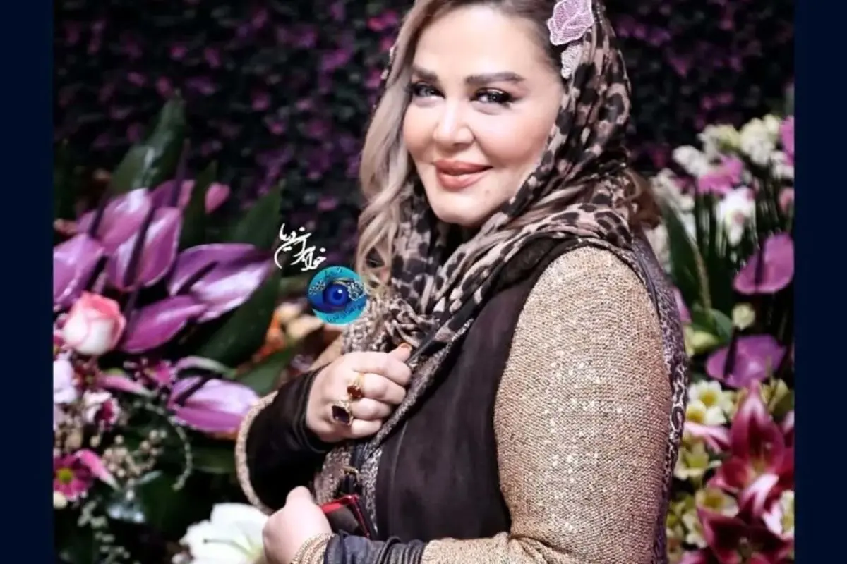 بهاره رهنما در کنار سفره ساده و شیک یلدایی
